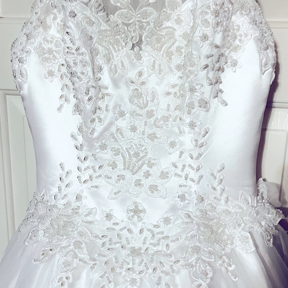 Beautiful White lWedding Dress long train. Lace embroidered, sequins & beads.